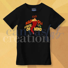Carica l'immagine nel visualizzatore di Gallery, Napoli State Of Mind - T-Shirt Napoletane Moderne