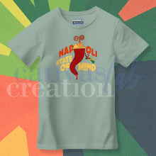 Carica l'immagine nel visualizzatore di Gallery, Napoli State Of Mind - T-Shirt Napoletane Moderne