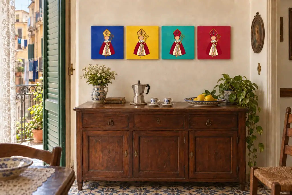 Mockup con quattro tele San Gennaro 20×20, blu, giallo, verde acqua e rosso, affiancate in una casa napoletana
